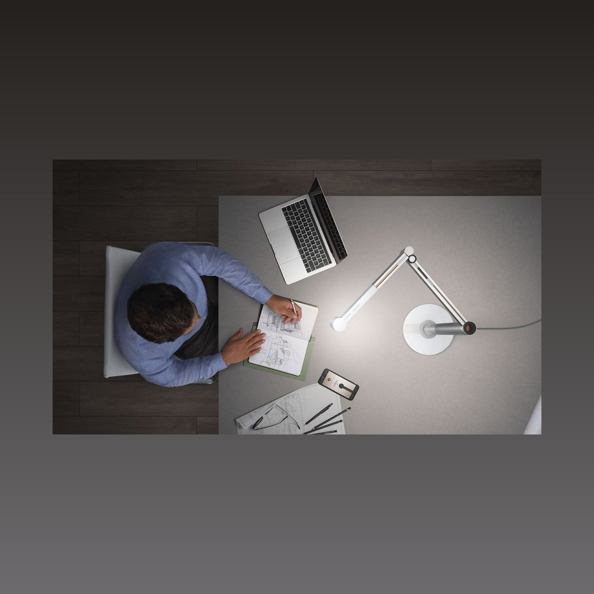 Dyson Solarcycle Morph als Arbeitslicht über einem Schreibtisch