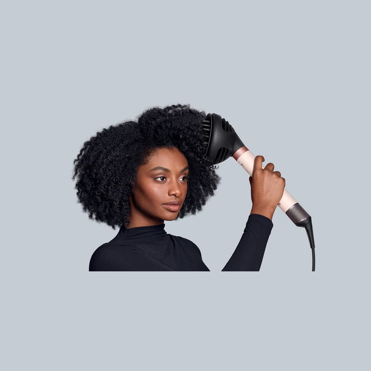 Frau stylt krauses Haar mit dem Dyson Airwrap Co-anda2x