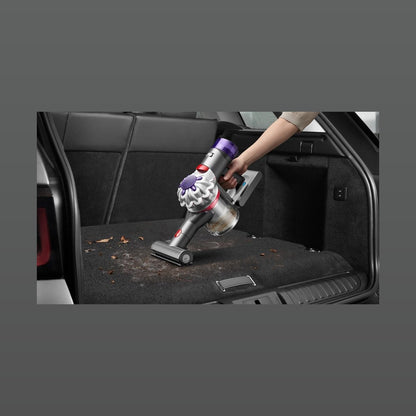 Dyson Car+Boat reinigt einen Kofferraum