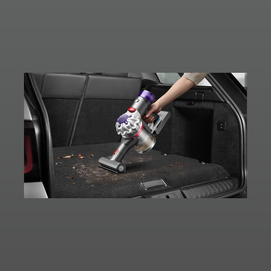 Dyson Car+Boat reinigt einen Kofferraum