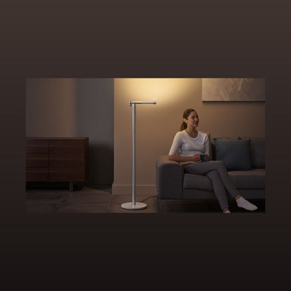 Dyson Solarcycle Morph Stehleuchte neben einem Sofa