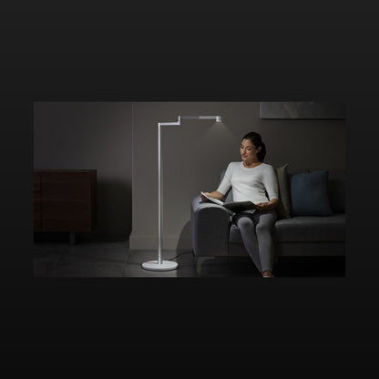 Frau liest bei Licht der Dyson Solarcycle Morph Stehleuchte