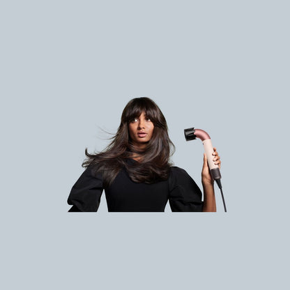 Frau hält den Dyson Supersonic r Haartrockner
