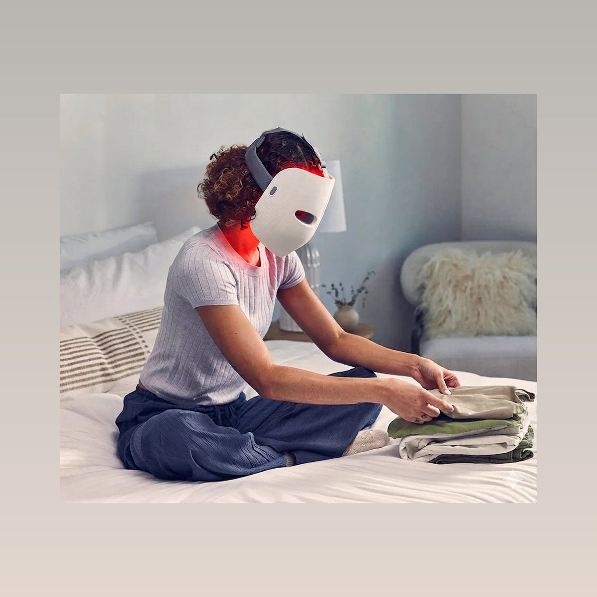 Frau trägt die TheraFace Mask zu Hause