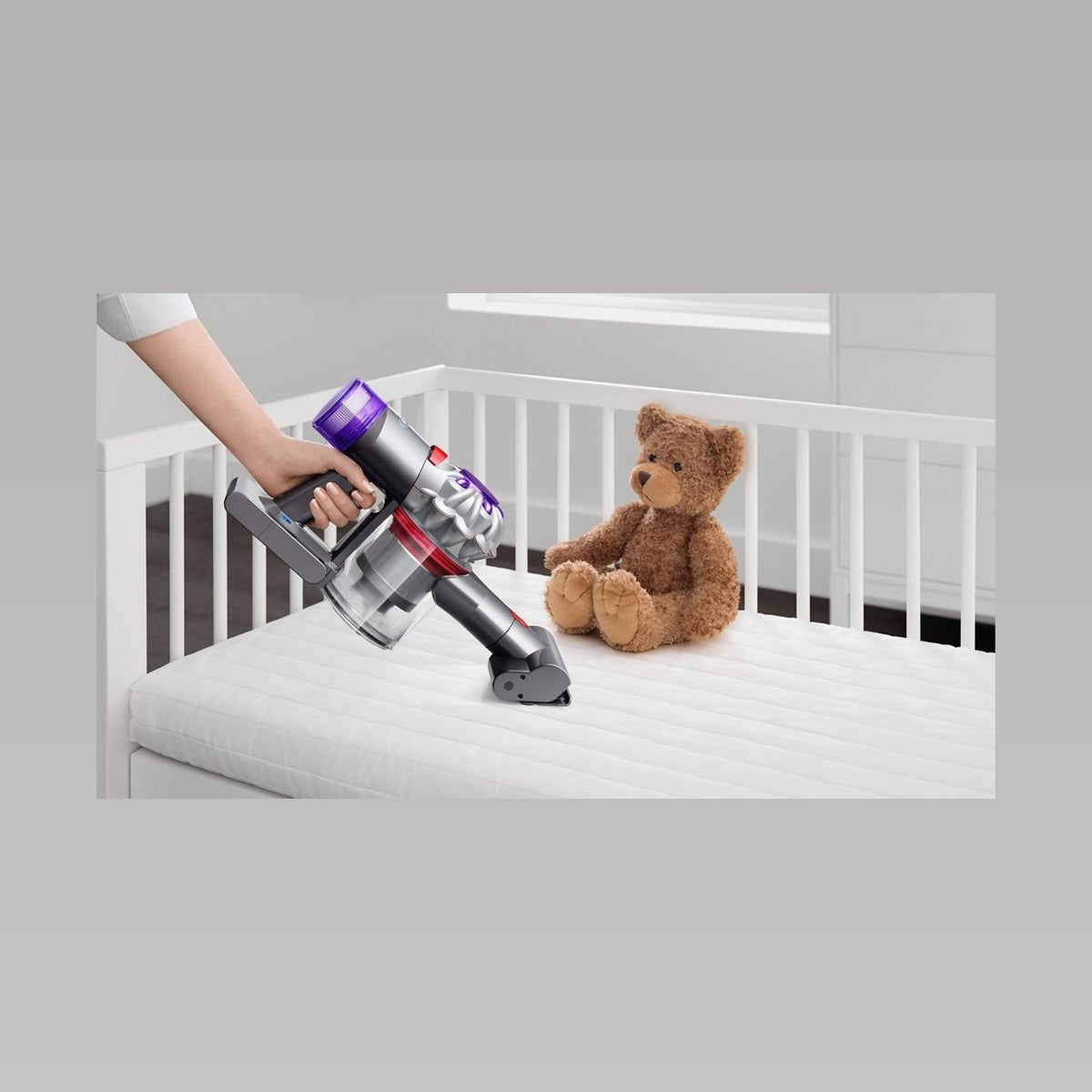 Dyson Car+Boat reinigt ein Kinderbett