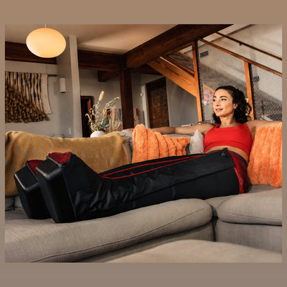 Frau nutzt die JetBoots PRO Plus auf dem Sofa