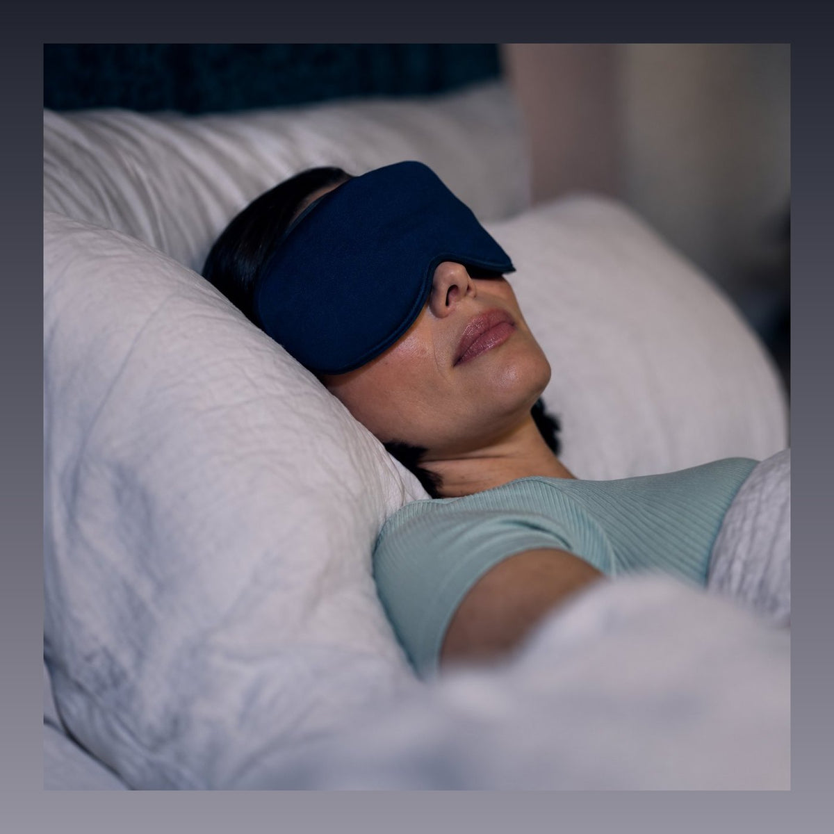 Frau trägt die Therabody SleepMask im Bett