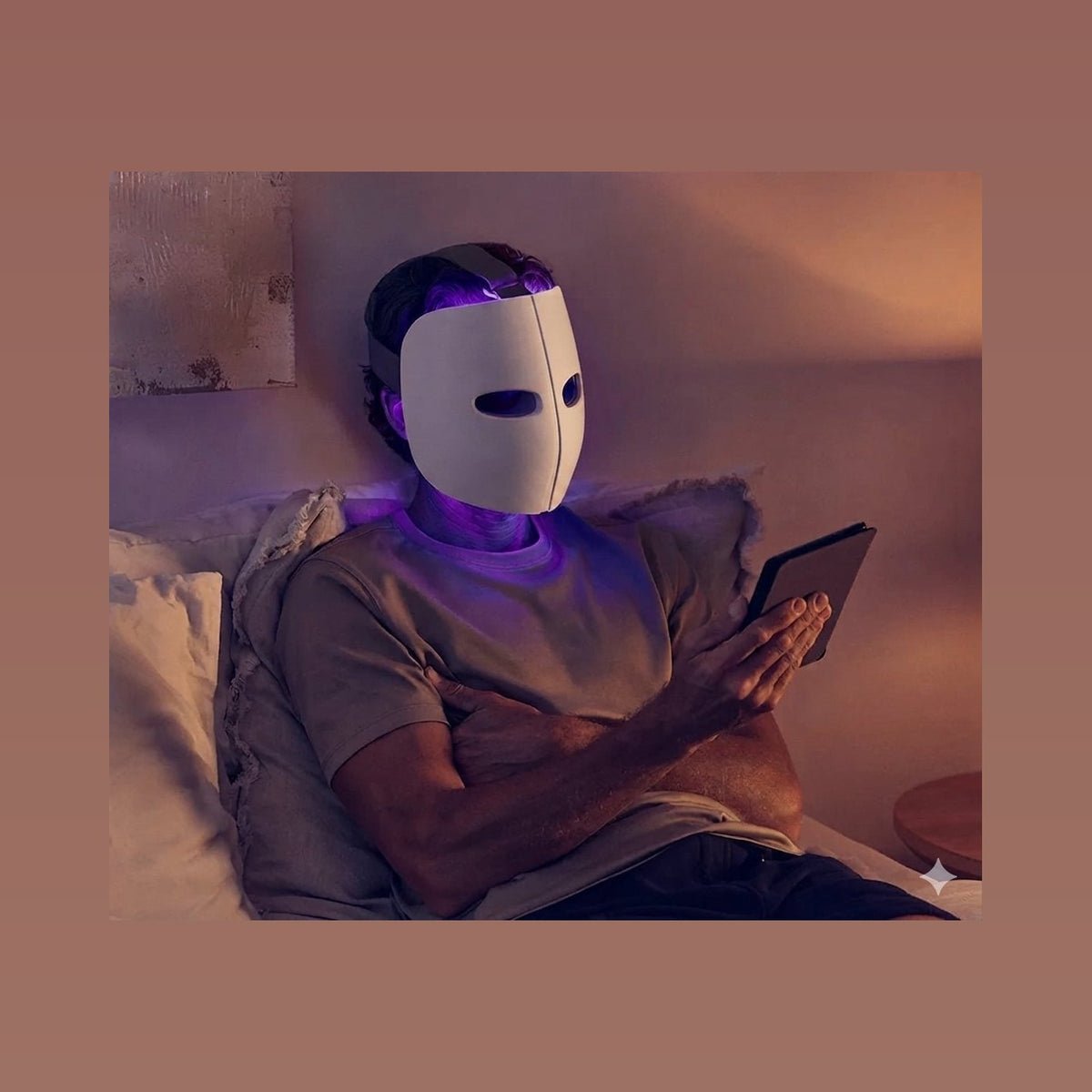 TheraFace Mask im Einsatz mit blauem Licht