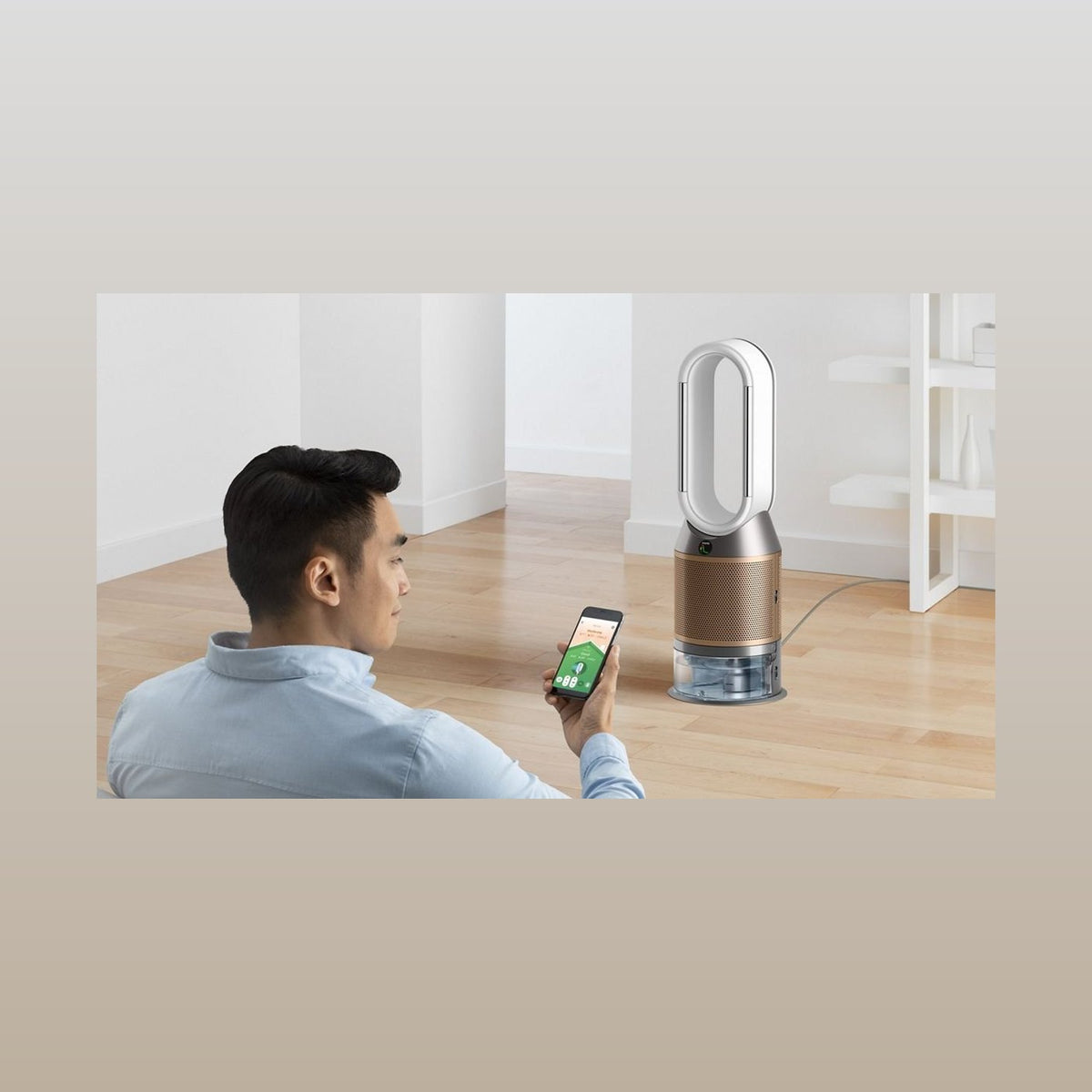 Mann steuert den Dyson PH2 über die MyDyson App