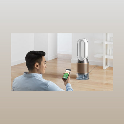 Mann steuert den Dyson PH2 über die MyDyson App