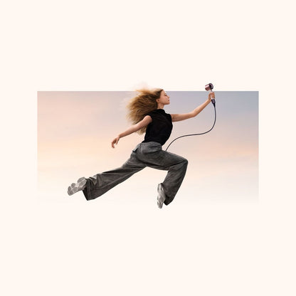 Frau in Bewegung mit dem Dyson Supersonic Reise-Haartrockner