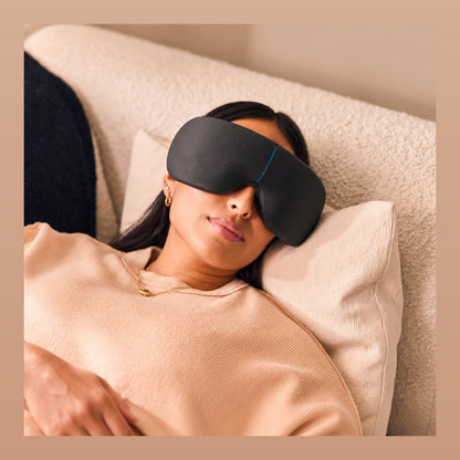 Frau trägt die Therabody SmartGoggles im Liegen