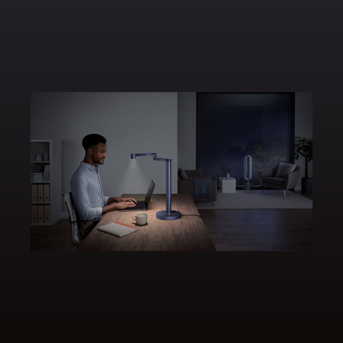 Mann arbeitet am Laptop bei Licht der Solarcycle Morph