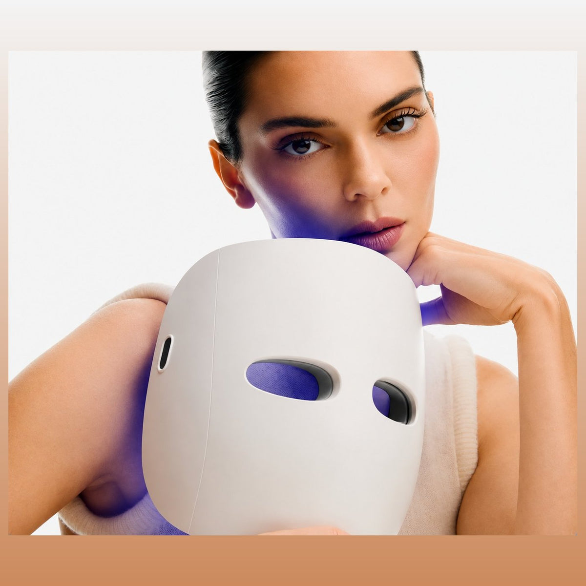 TheraFace Mask Glo bei der Anwendung im Gesicht