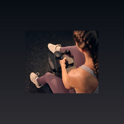 Anwendung der Theragun Prime an der Wade nach dem Training
