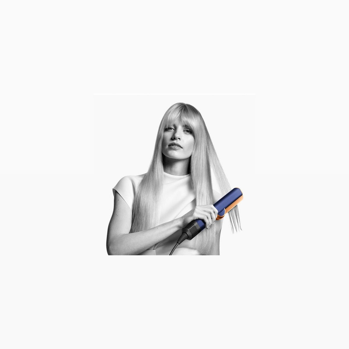 Anwendung des Dyson Airstrait an blondem Haar