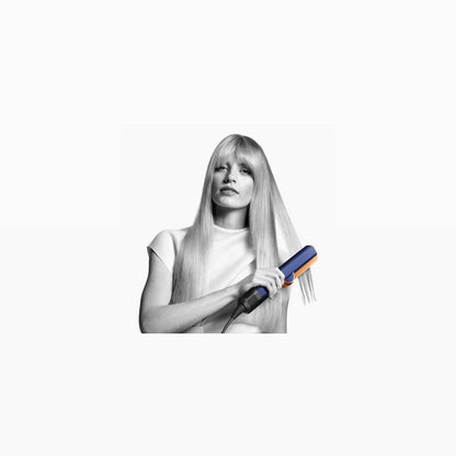 Anwendung des Dyson Airstrait an blondem Haar