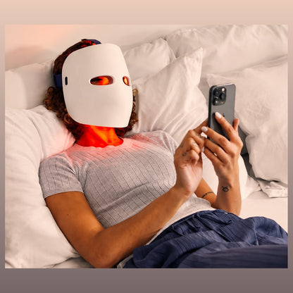 Mann nutzt die TheraFace Mask Glo im Liegen
